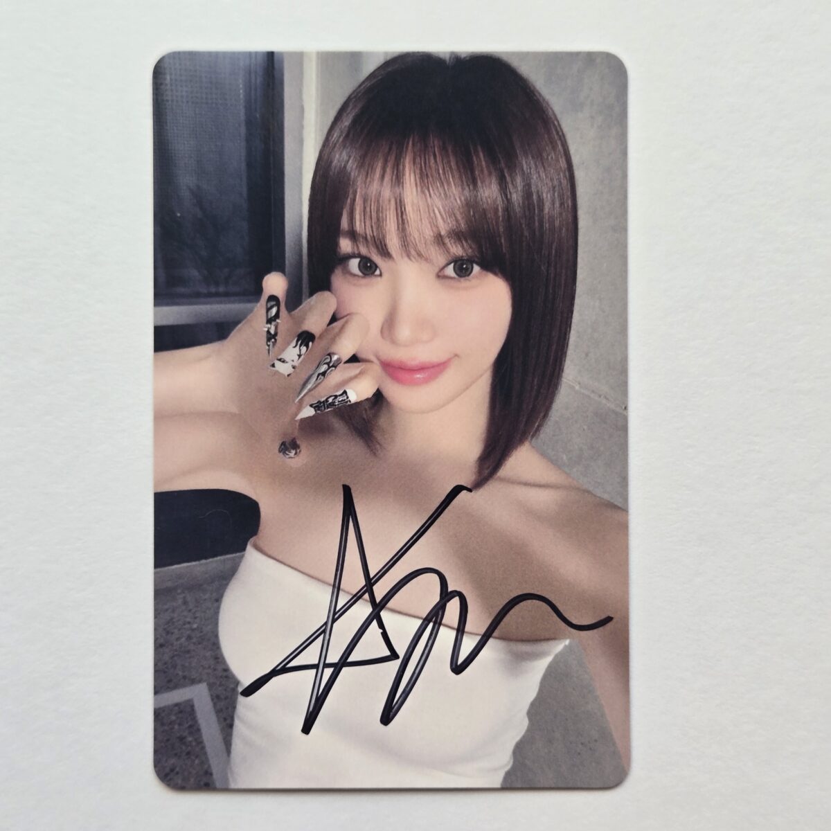Le Sserafim Hot UMS Lucky Draw Signed Photocard