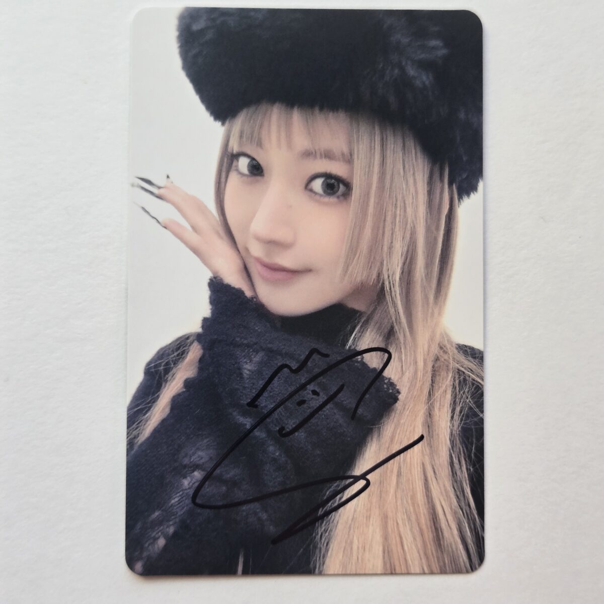 Le Sserafim Hot Weverse Lucky Draw Signed Photocard